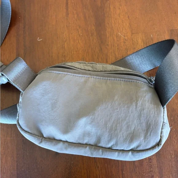 Lululemon Everywhere Belt Bag in Army Green - Picture 2 of 4